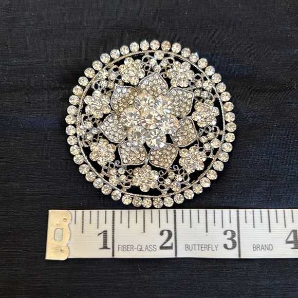 Gorgeous rhinestone brooch in new condition! - Picture 4 of 4